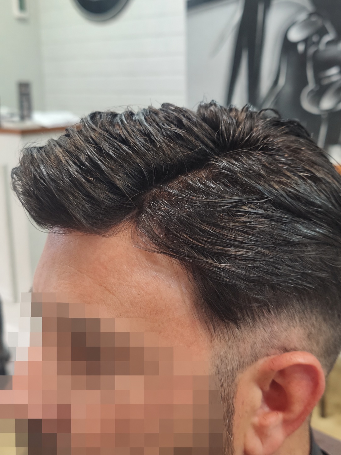 Peinado con raya lateral en fotografía facilitada por My Special Hair.